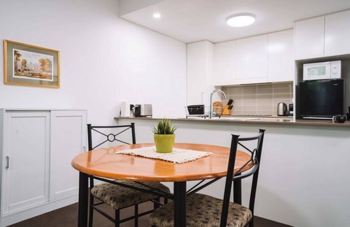 Phillip Apartment | Comfy 1-Bed with Spacious Courtyard & Parking