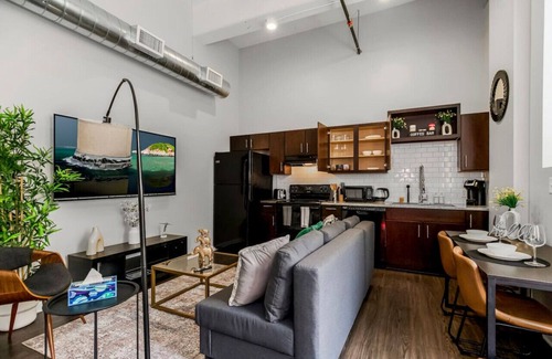 Downtown Kansas City Apartment | Comfy 1BR Near Arrowhd & TMobile Parking, Rooftop
