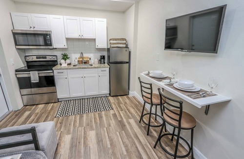 Coral Terrace Apartment | Comfy 3-bed Apt, Private Entry, Mins to Downtown