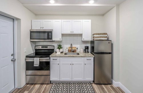 Coral Terrace Apartment | Comfy 3-bed Apt, Private Entry, Mins to Downtown