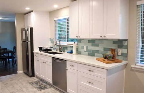 Edmonds House | Comfy 3 bedroom, pet-friendly home, big backyard, 5 minutes to Downtown Edmonds.