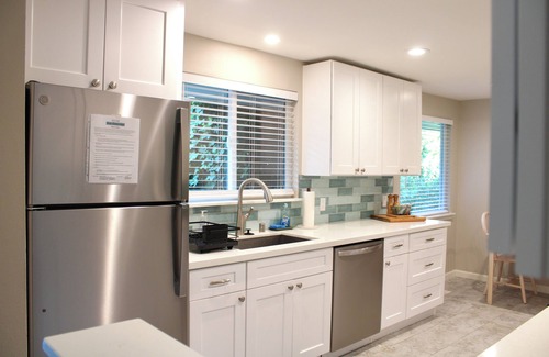 Edmonds House | Comfy 3 bedroom, pet-friendly home, big backyard, 5 minutes to Downtown Edmonds.