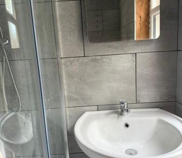 Tatenhill Apartment | Comfy 3BR House l Near Shops & Transport l Parking