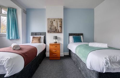 Bloxwich Apartment | Comfy 4BR House Prime Location