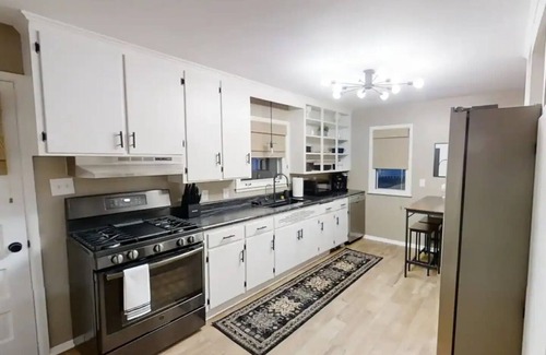 Norwich House | Comfy and Cozy Cape style home, newly remodeled throughout!n
