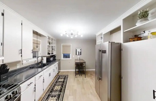 Norwich House | Comfy and Cozy Cape style home, newly remodeled throughout!n