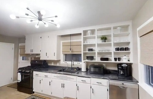 Norwich House | Comfy and Cozy Cape style home, newly remodeled throughout!n