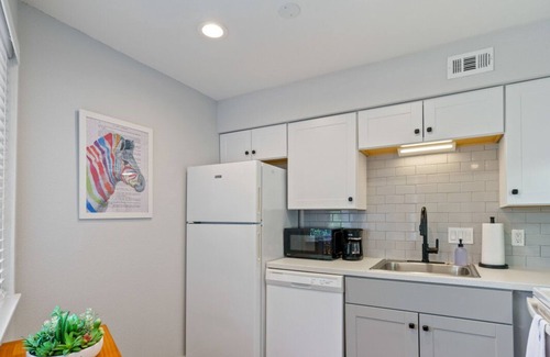 Riverside Apartment | Comfy ATX Apt | Balcony + Smart TV + Free Parking