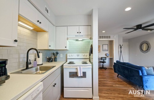 Riverside Apartment | Comfy ATX Apt | Balcony + Smart TV + Free Parking