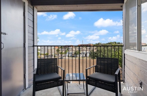 Riverside Apartment | Comfy ATX Apt | Balcony + Smart TV + Free Parking