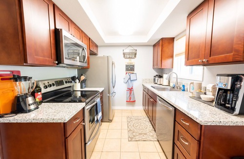 Bull Mountain Apartment | Comfy & Bright 2BR Flat W/Fenced Yard Near Washington Square