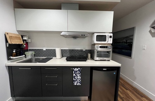 Renfrew-Collingwood Apartment | Comfy bright & clean 1 bed #8 central location