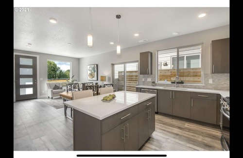 Troutdale House | Comfy Cool Condo 5min from McMenamins Edgefield &10min from Columbia River Gorge