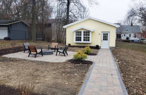 Howland Corners House | Comfy Cottage in the Middle of Everything!
