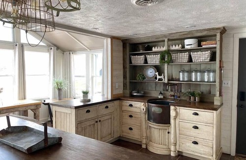 Shipshewana House | Comfy & Cozy Lakefront Cottage