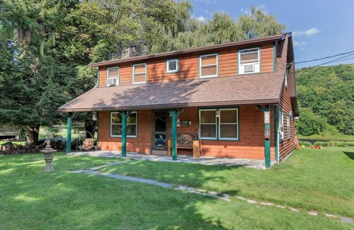 Damascus House | Comfy Cozy Living on the Delaware River! Recently Renovated!