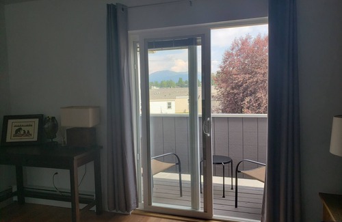 Northeast Anchorage Apartment | Comfy & Cozy Stay w/Mountain View Centrally Located 5 to 7 mins from everything