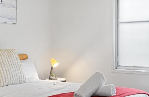 Marayong House | Comfy Double Room - Cozy and Well-Connected - Shared Bathroom