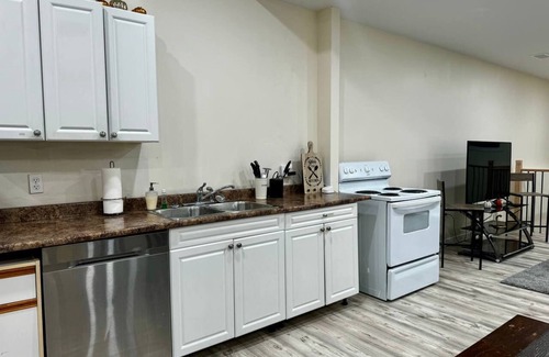 Sudbury Apartment | Comfy Flat | Hot Tub + Games