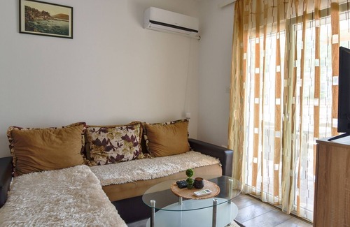 Bijeli do Apartment | Comfy Flat w Balcony 5 min to Greco Beach in Budva