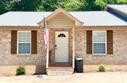 Guntersville Apartment | Comfy King Bed Townhouse with Outdoor Sitting Area
