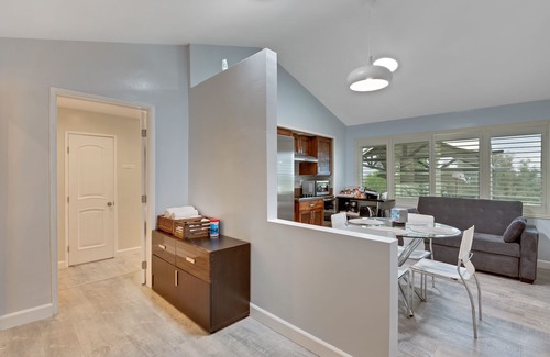 Rowland Heights House | ♛ Comfy King Bed, Jacuzzi Tub<15 mile Disney, Private Entrance & Gated Parking ★