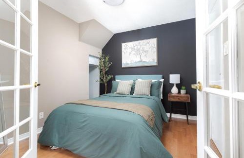 King West Village House | Comfy Liberty Village Home 1BD Steps from King St