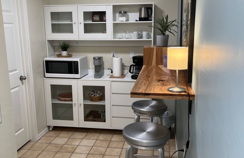 Algoma Condo | Comfy modern condo, right on Lake Michigan. Perfect couples getaway! No aircon