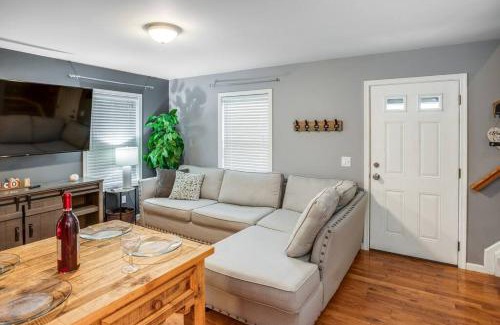 Gates-North Gates House | Comfy Suburb Home with King Beds by Arpt Dwnt UofR
