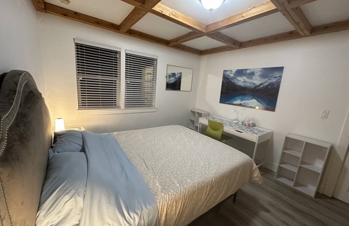 Grandview-Woodland Bed & Breakfast | Commercial Drive Middle Unit