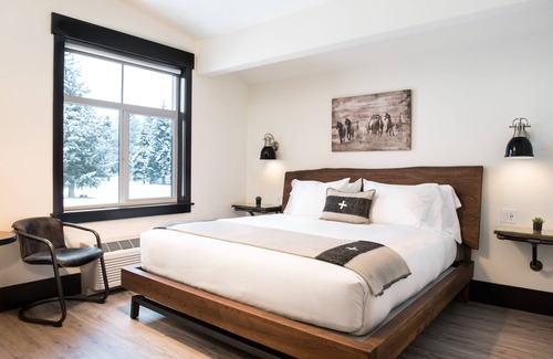Huntsville Hotel | Compass Rose Lodge