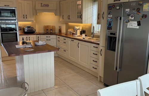 Cork House | Completely furnished 3 big bedroom 2,5 bathroom show house , cleaner incl ,