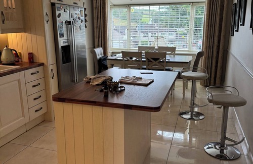 Cork House | Completely furnished 3 big bedroom 2,5 bathroom show house , cleaner incl ,