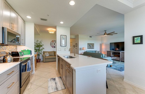 Bradenton Condo | Completely Remodeled in 2022 with Views of the Manatee River