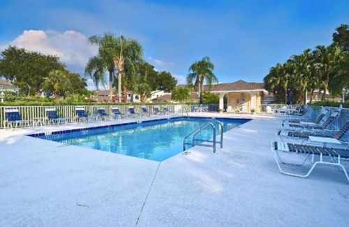 Palmer Ranch Condo | Completely Renovated 2 BR + Den condo @ Stoneybrook CC