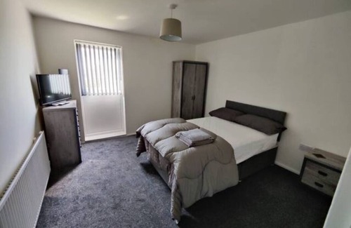 Runcorn House | Completely Renovated House with 4 Double Beds