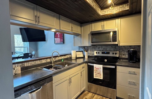 Avoca Condo | Completely updated Monroe Lake Condo with private loft, steps to pool and tennis