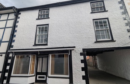 Llanfyllin Cottage | COMPTON HOUSE, pet friendly, character holiday cottage in Llanfyllin