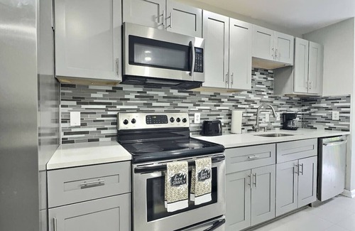 Hyde Park House | Conant Gray: Sleeps4! 2Bd/1Bth Peaceful Living!