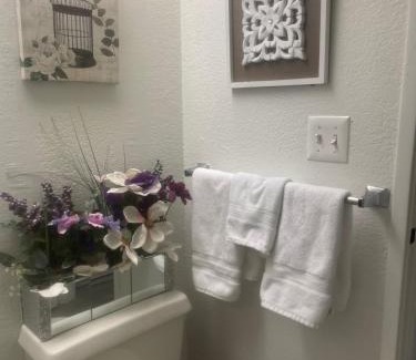 Winchester Apartment | Condo-5 mins to Las Vegas Strip, Free Parking,Gym, In House Laundry