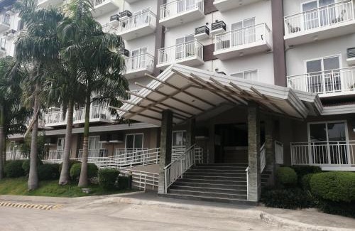 Mactan Export Processing Zone Apartment | Condo Azur Suites A125 Amani Resorts Residences , 5 minutes Airport, Netflix, Stylish, Cozy with Luxurious Swimming Pool