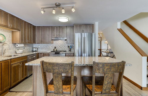 Overlook Park Condo | Condo in Great Location, View of Golf Course & SHARC Passes - Dogs OK