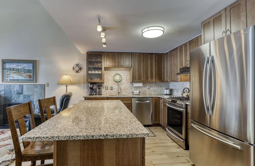 Overlook Park Condo | Condo in Great Location, View of Golf Course & SHARC Passes - Dogs OK