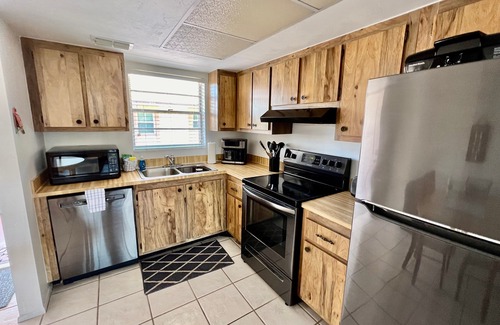 Iona Condo | Condo Sanibel Sunsets: 2-Bedroom Condo, Moments from Beaches