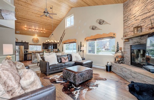 Big Sky House | Condo w/private hot tub close to Town Center & Big Sky Resort - The Hallmark Chalet