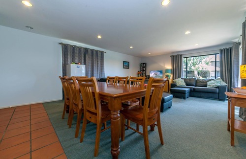 Salamander Bay Condo | Condo with Exquisite View over Golf Course - FREE Wifi - Netflix - Golf - Nelson Bay - Beaches - Boating and Fishing