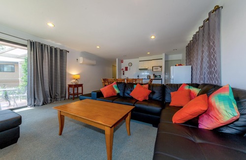Salamander Bay Condo | Condo with Exquisite View over Golf Course - FREE Wifi - Netflix - Golf - Nelson Bay - Beaches - Boating and Fishing