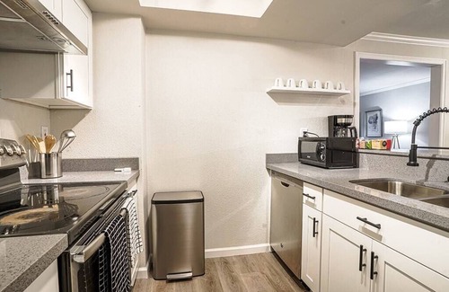 Bridle Trails Condo | Condo with king bed, walk to Microsoft, park