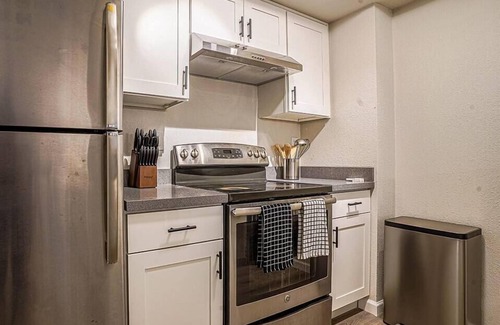 Bridle Trails Condo | Condo with king bed, walk to Microsoft, park
