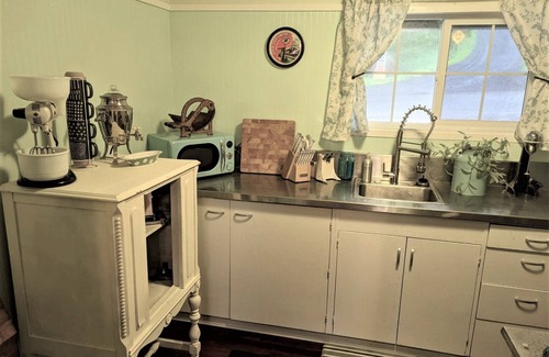 Westlake Cabin | Conductor’s Quarters - Lakefront Luxury 1 Bedroom with Kayaking near Florence